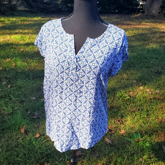 Blue and white patterned blouse Large NEW - Picture 1 of 5